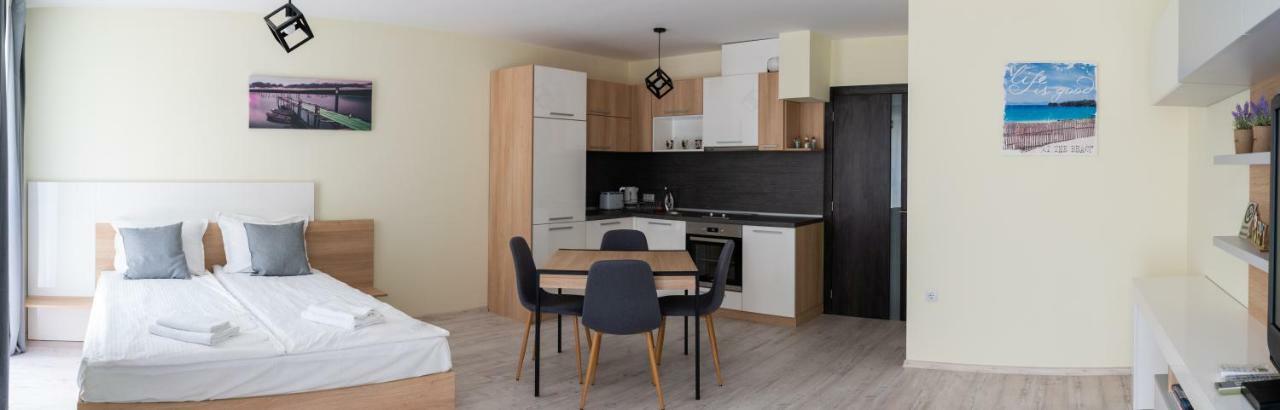 La Familia Apartments Varna Exterior photo