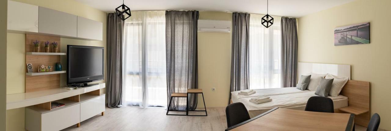 La Familia Apartments Varna Exterior photo