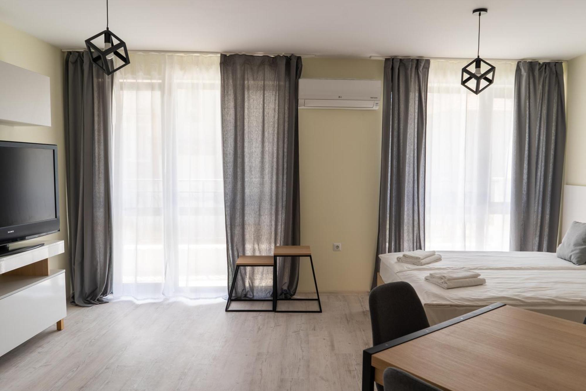 La Familia Apartments Varna Exterior photo