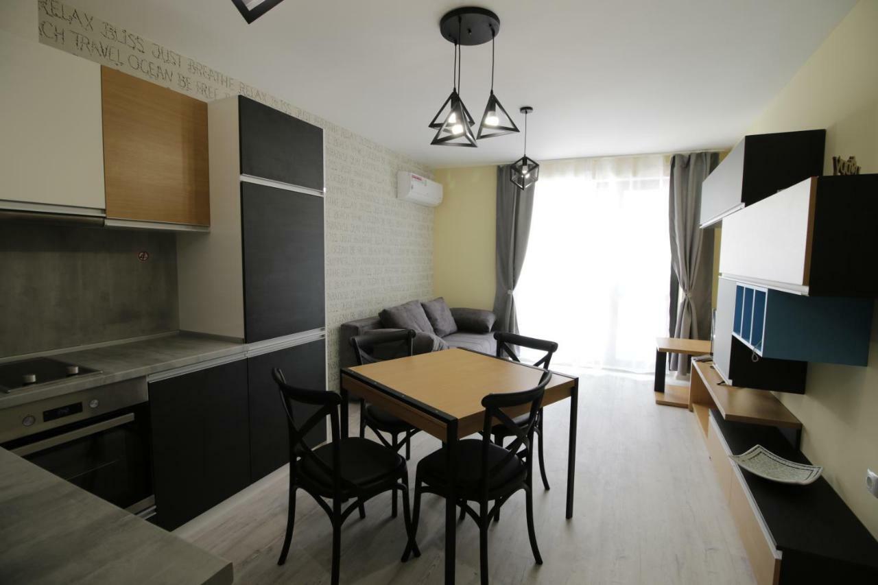 La Familia Apartments Varna Exterior photo