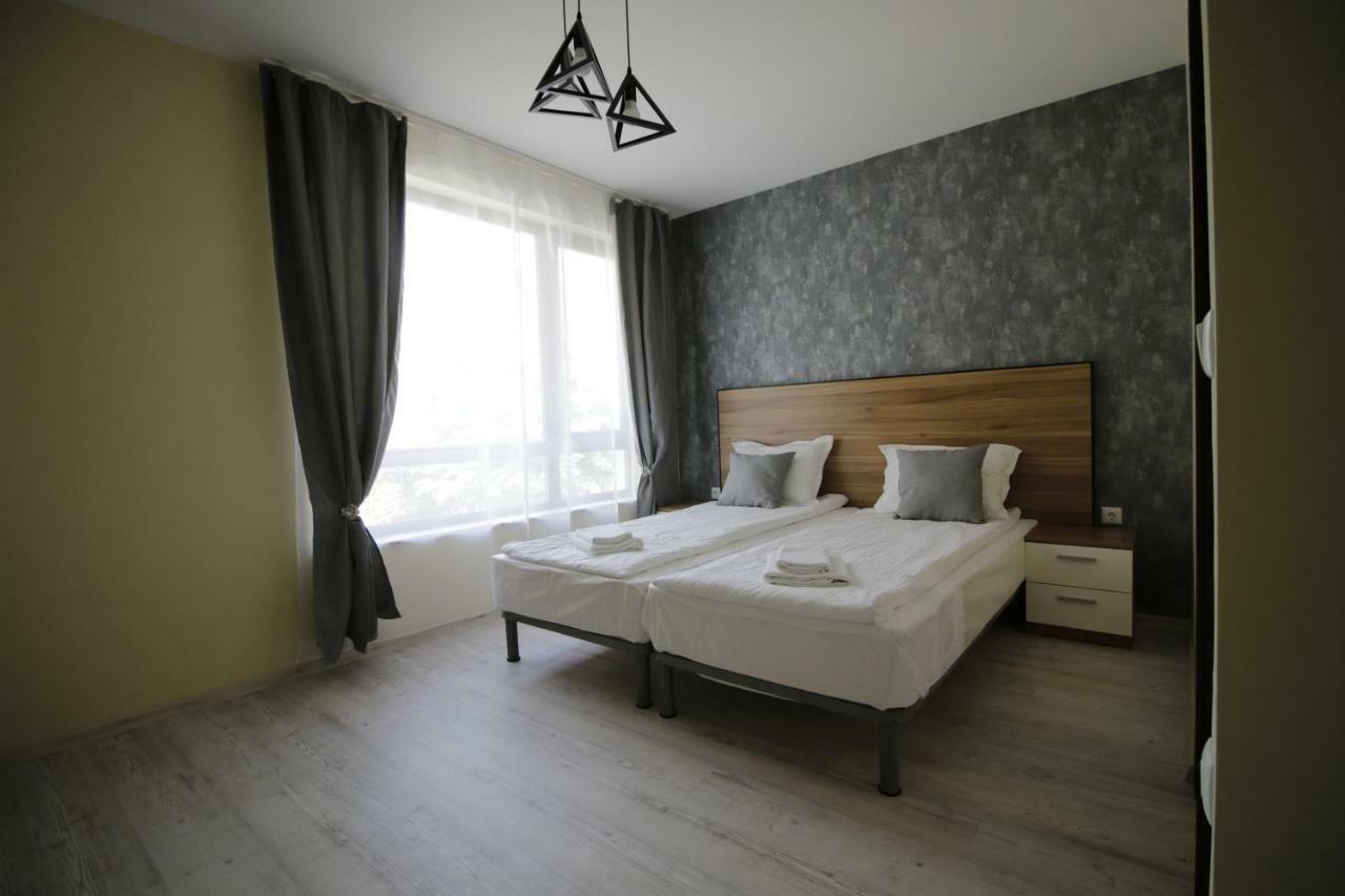 La Familia Apartments Varna Exterior photo