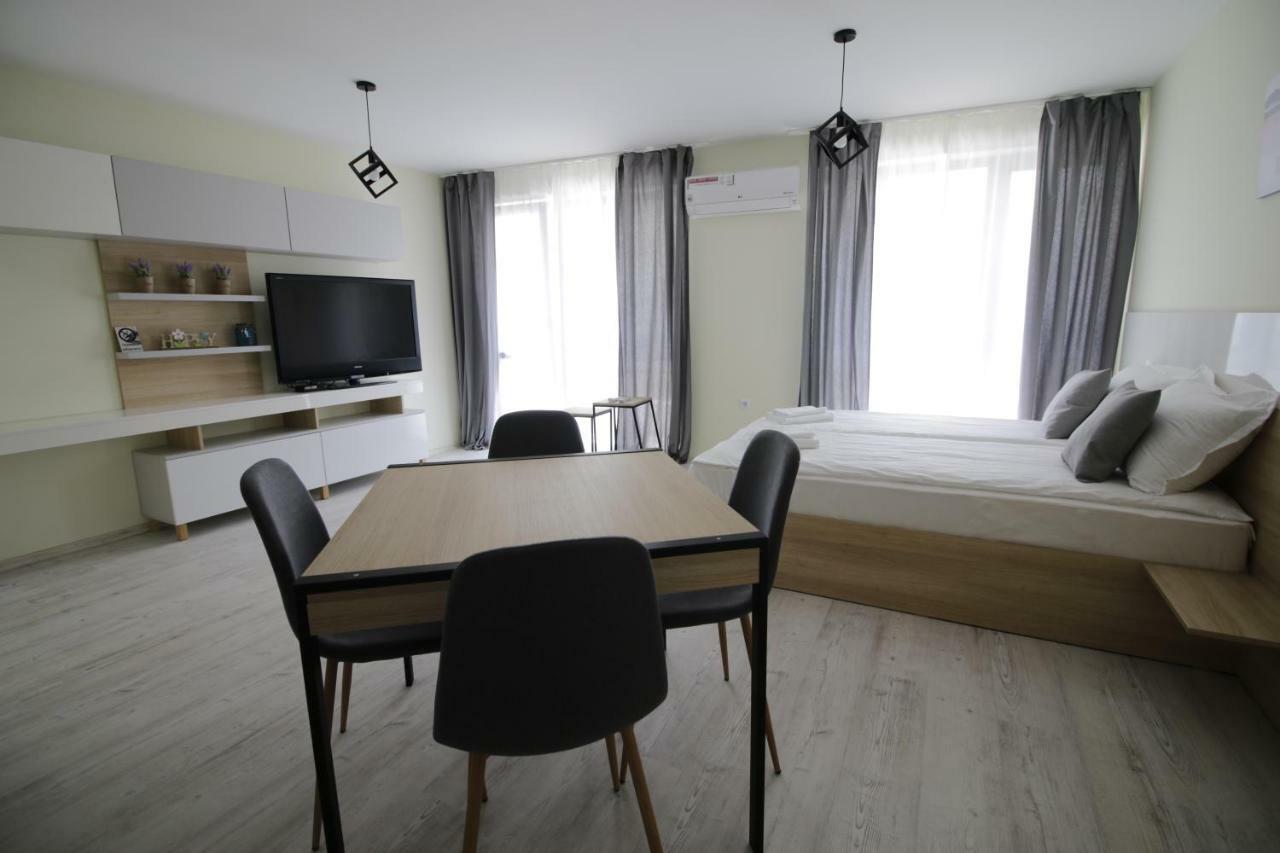 La Familia Apartments Varna Exterior photo